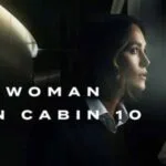 poster van The Woman in Cabin 10 film op netflix, laura kijkt door een patrijspoort op een luxe jacht