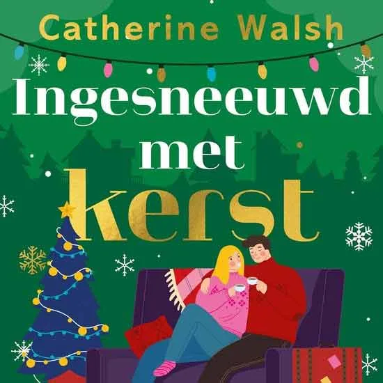 boekcover ingesneeuwd met kerst van catherine walsh, feelgood kerstroman met stel op de bank en kerstboom