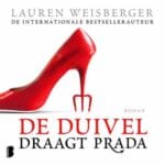 Cover van De duivel draagt Prada van Lauren Weisberger met een rode hak op een witte achtergrond.