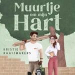 Cover van Muurtje om mijn hart van Kristie Raaijmakers, met een man met planken en een vrouw met map voor een boom en een muurtje.