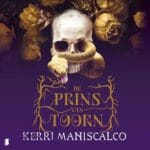 Boekomslag van De prins van Toorn van Kerri Maniscalco met een schedel, gouden slang en donkere bloemen.